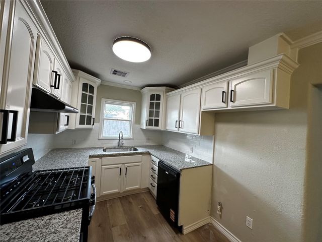 724 N Avenue F, Freeport, TX 77541