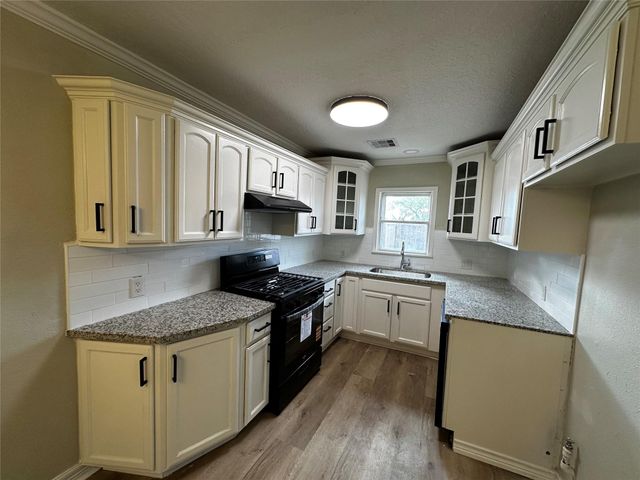 724 N Avenue F, Freeport, TX 77541