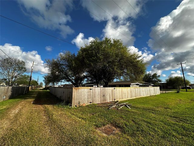 724 N Avenue F, Freeport, TX 77541