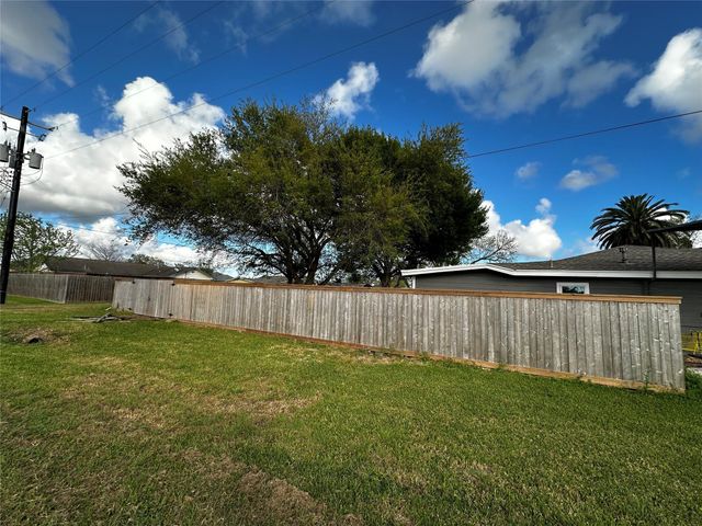 724 N Avenue F, Freeport, TX 77541