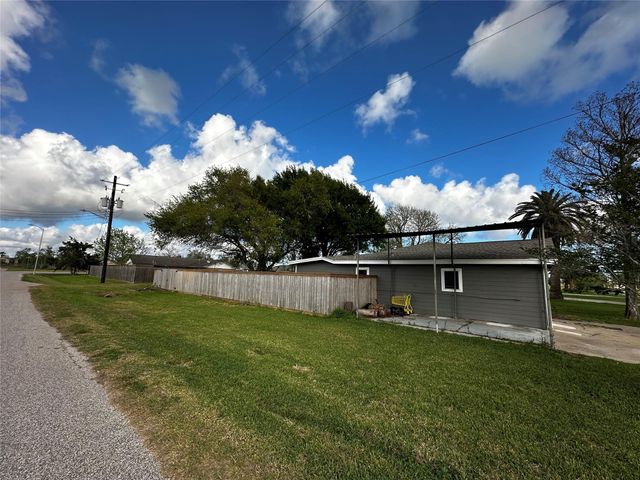724 N Avenue F, Freeport, TX 77541