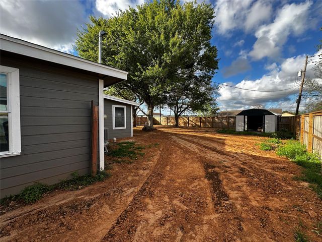 724 N Avenue F, Freeport, TX 77541