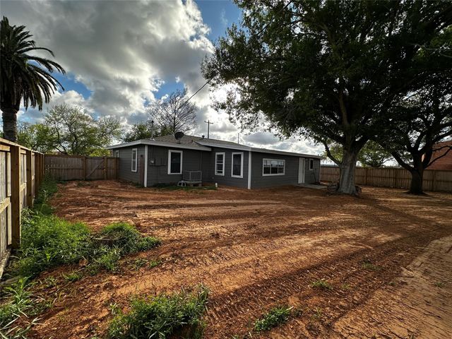 724 N Avenue F, Freeport, TX 77541