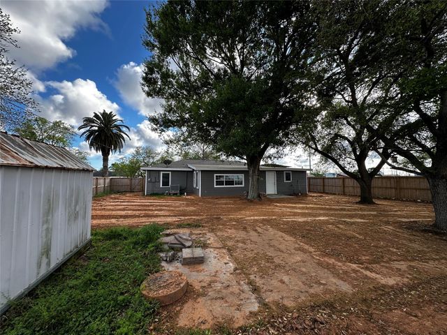 724 N Avenue F, Freeport, TX 77541