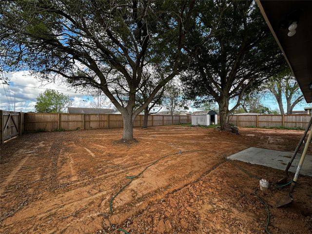 724 N Avenue F, Freeport, TX 77541