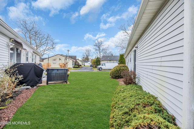 7 Gatley Close, Freehold, NJ 07728