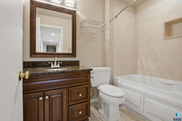 3030 W Donahue Dr Drive, Sioux Falls, SD 57105