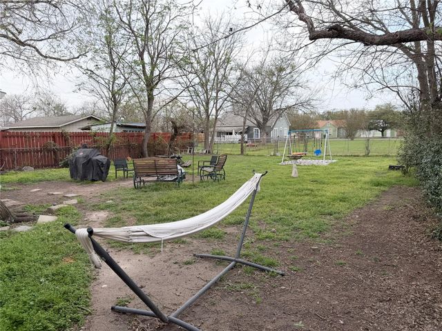 531 E Houston ST, Giddings, TX 78942