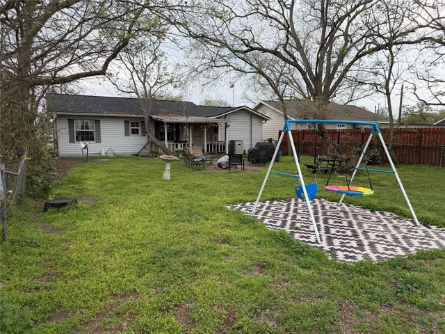 531 E Houston ST, Giddings, TX 78942