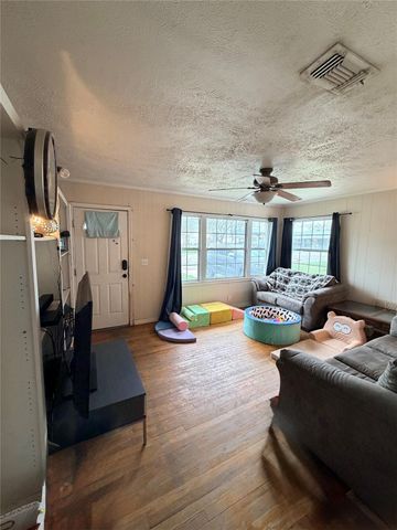 531 E Houston ST, Giddings, TX 78942