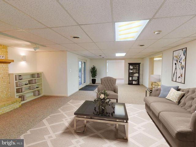 128 COLONIAL CT, State College, PA 16801