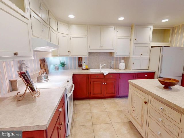 128 COLONIAL CT, State College, PA 16801