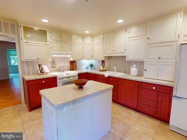 128 COLONIAL CT, State College, PA 16801