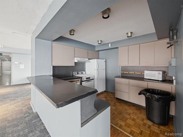 8200 E Jefferson Avenue 1703, Detroit, MI 48214