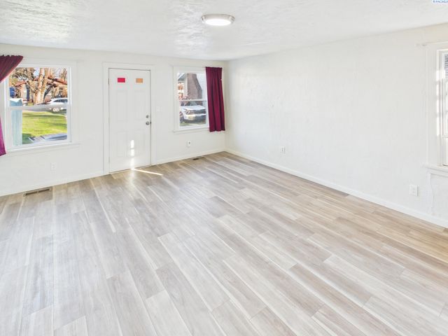 404 S 15th Ave, Yakima, WA 98902