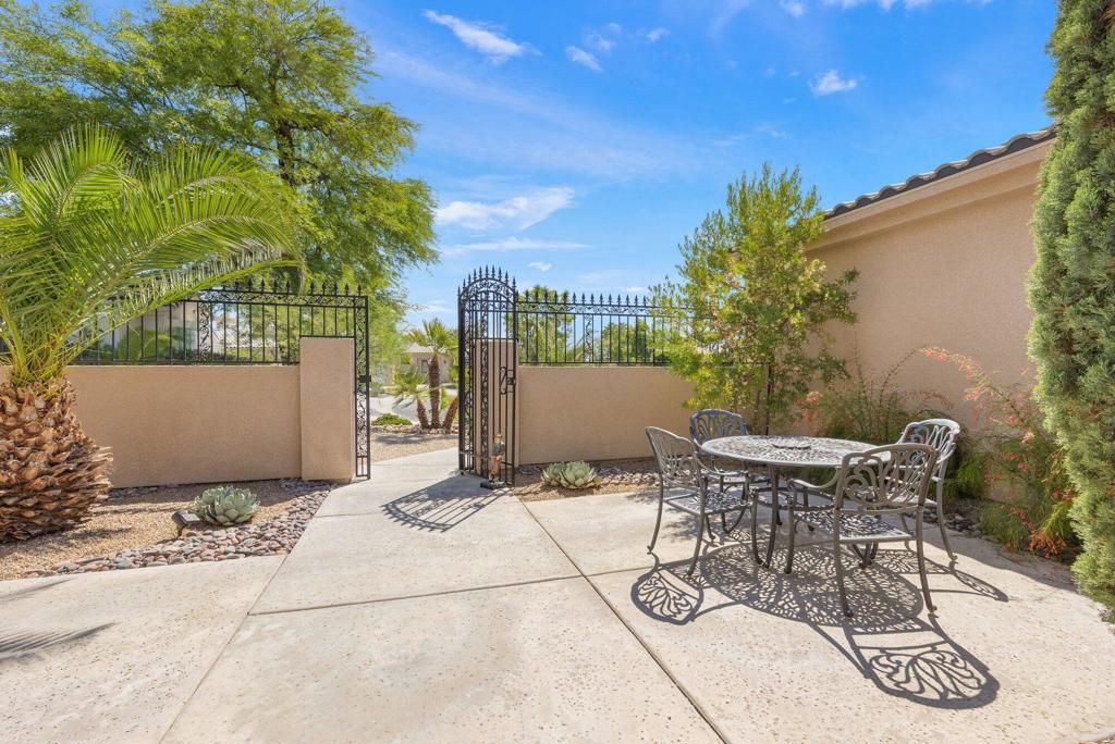 Image 8 of property listing at 10 Queens Court, Rancho Mirage, CA 92270