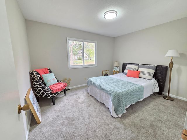 4174 Oakcrest Drive, Vadnais Heights, MN 55127