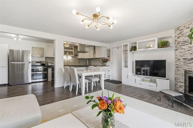 1217 Mangrove Lane 5, St Louis, MO 63125