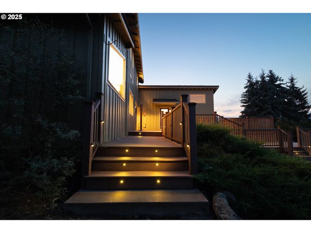 1902 HIGHLAND Dr, La Grande, OR 97850