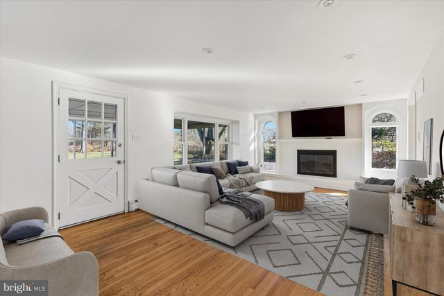 4 WINDEY WAY LN, Doylestown, PA 18901