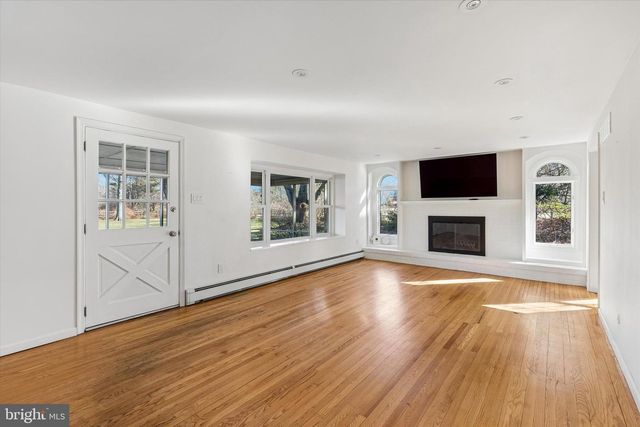 4 WINDEY WAY LN, Doylestown, PA 18901