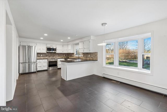 4 WINDEY WAY LN, Doylestown, PA 18901