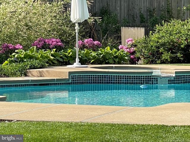 4 WINDEY WAY LN, Doylestown, PA 18901