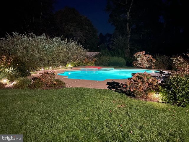 4 WINDEY WAY LN, Doylestown, PA 18901