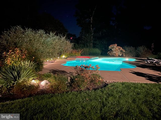 4 WINDEY WAY LN, Doylestown, PA 18901