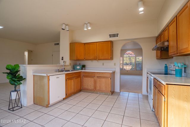 9413 N Warbler Place, Tucson, AZ 85742