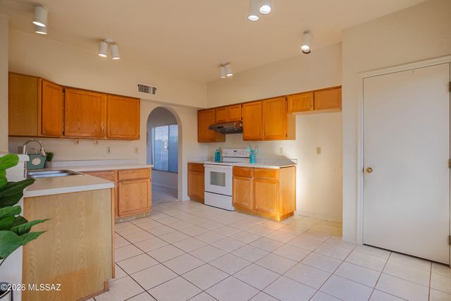 9413 N Warbler Place, Tucson, AZ 85742