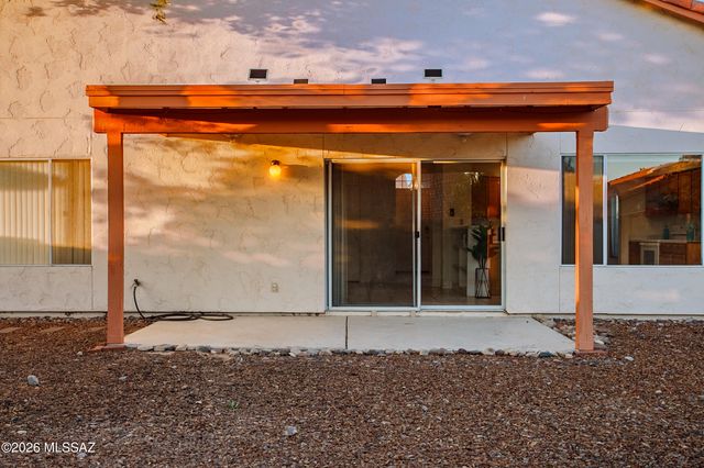 9413 N Warbler Place, Tucson, AZ 85742