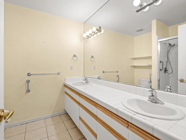 917 E Foxhill Drive, Fresno, CA 93720