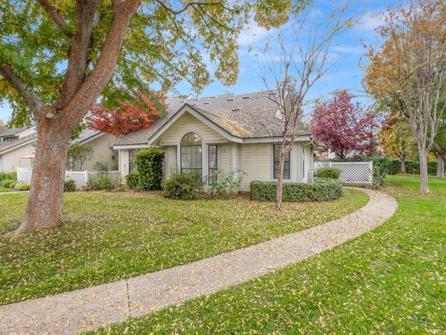 917 E Foxhill Drive, Fresno, CA 93720