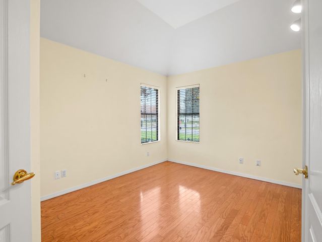 917 E Foxhill Drive, Fresno, CA 93720