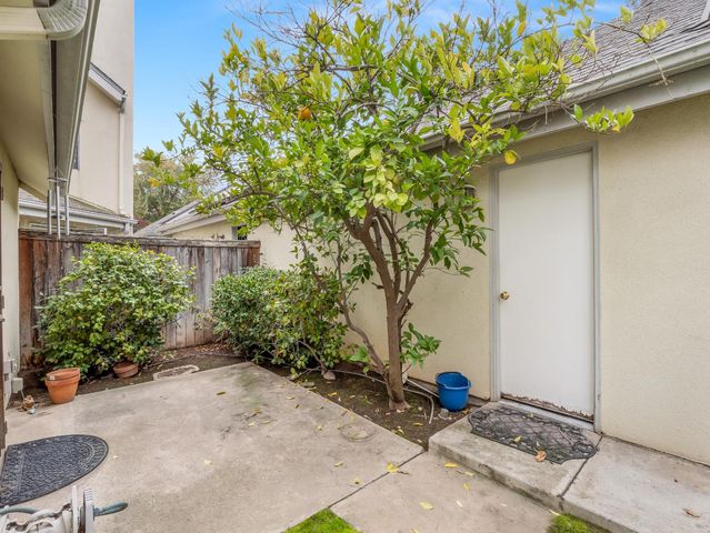 917 E Foxhill Drive, Fresno, CA 93720