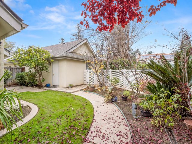 917 E Foxhill Drive, Fresno, CA 93720