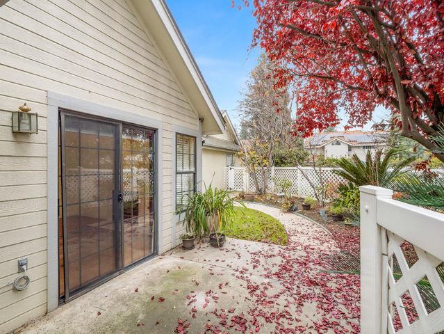 917 E Foxhill Drive, Fresno, CA 93720