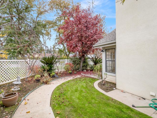 917 E Foxhill Drive, Fresno, CA 93720