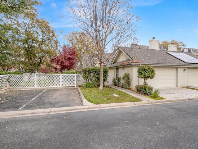 917 E Foxhill Drive, Fresno, CA 93720