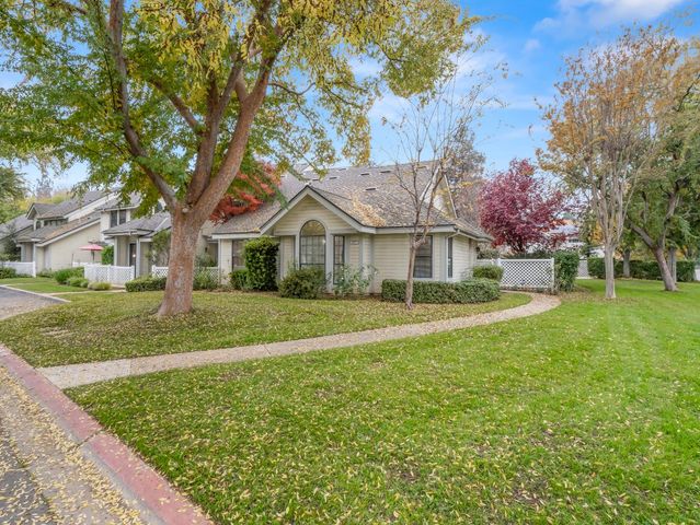 917 E Foxhill Drive, Fresno, CA 93720