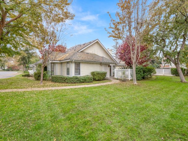 917 E Foxhill Drive, Fresno, CA 93720