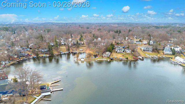 664 King Circle, Lake Orion, MI 48362