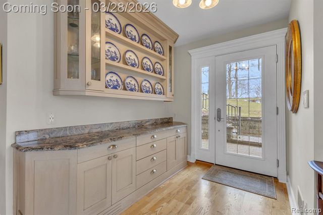 664 King Circle, Lake Orion, MI 48362