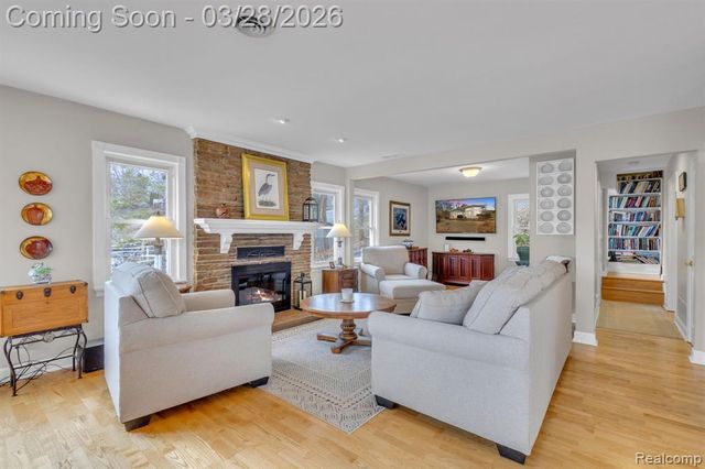 664 King Circle, Lake Orion, MI 48362