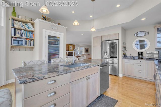 664 King Circle, Lake Orion, MI 48362