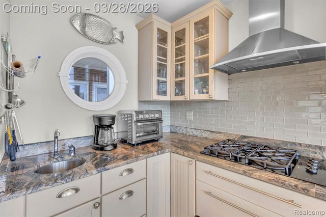 664 King Circle, Lake Orion, MI 48362