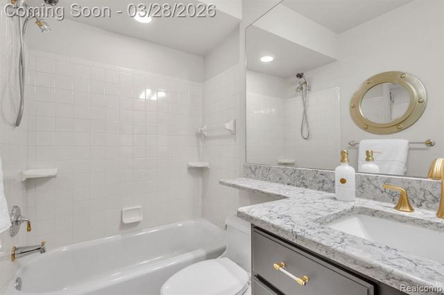 664 King Circle, Lake Orion, MI 48362