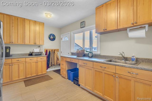 664 King Circle, Lake Orion, MI 48362