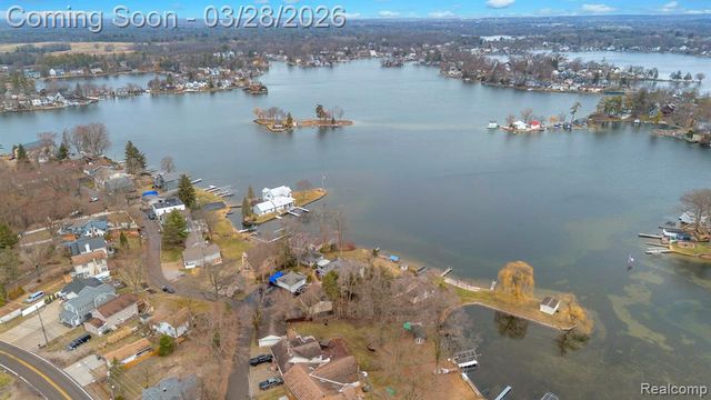 664 King Circle, Lake Orion, MI 48362